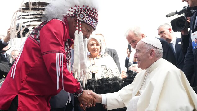 Un jefe indígena saluda al Papa.
