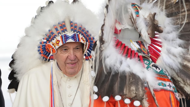 星期一，教皇方济各在阿尔塔省马斯瓦西斯举行的仪式上向原住民道歉后，有原住民为他戴上了传统头饰，这意味着“名誉酋长”。