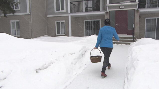 Une bénévole du réseau panquébécois des popotes roulantes Une bénévole du réseau panquébécois des popotes roulantes
