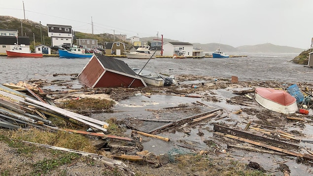Une maison et des débris dans l'eau après le passage de la tempête Fiona.