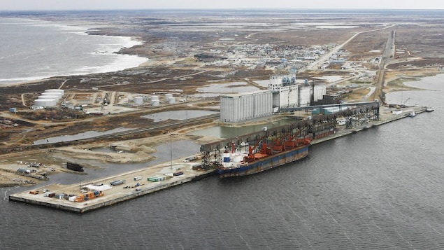 Vue aérienne d'un bateau devant le port de Churchill.