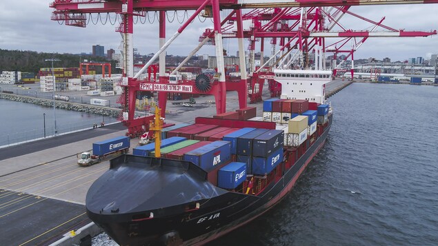 Un navire chargé de conteneurs amarré au port d'Halifax avant son départ.