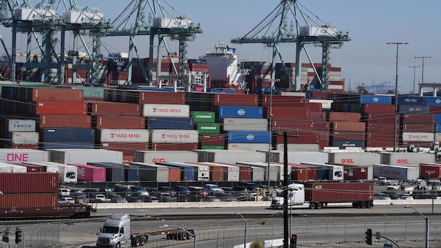 美国总统拜登已要求洛杉矶港和码头工人增加在晚上和周末的工作时间，以加快货品运输。
