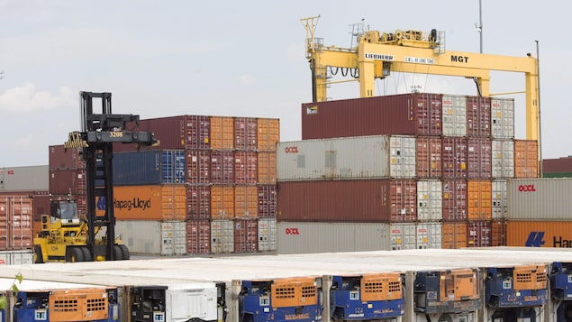 Des conteneurs sont déchargés d'un bateau au port de Montréal.