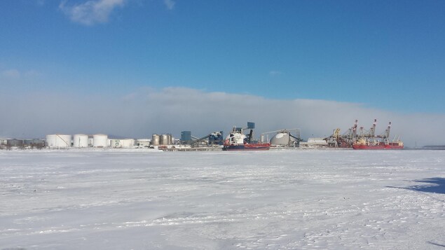 les installations du port de Québec en hiver