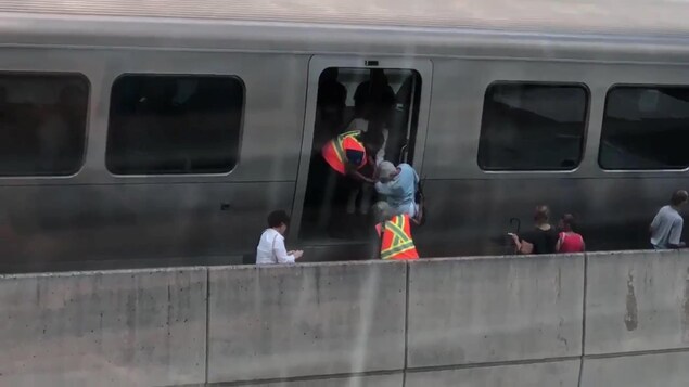 Des passagers sont évacués d'un train à l'arrêt après la panne d’électricité qui a paralysé l'île. Des passagers sont évacués d'un train à l'arrêt après la panne d’électricité qui a paralysé l'île.