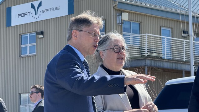 Pierre D. Gagnon, président-directeur général du Port de Sept-Îles, en compagnie de la ministre Diane Lebouthillier.