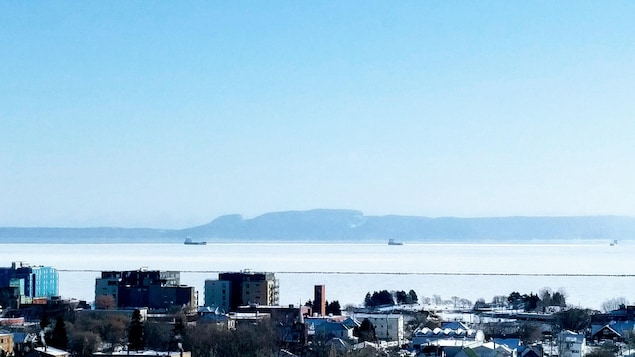 Des bateaux circulent sur le lac Supérieur en face de Thunder Bay. Des bateaux circulent sur le lac Supérieur en face de Thunder Bay.