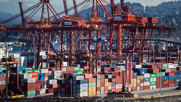 Les travailleurs des ports de la Colombie-Britannique approuvent la grève à 99 %