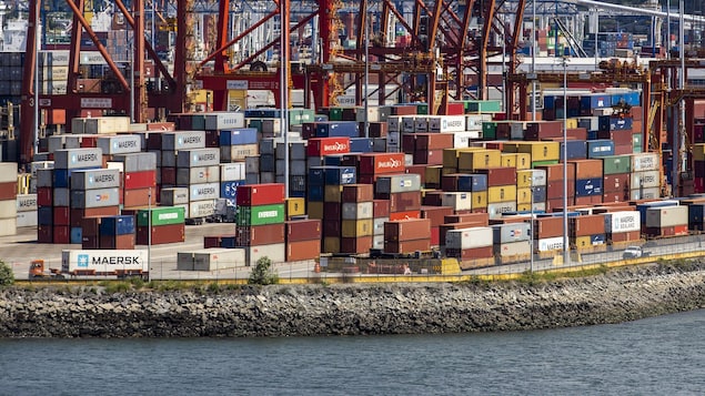 Des conteneurs au port de Vancouver. 