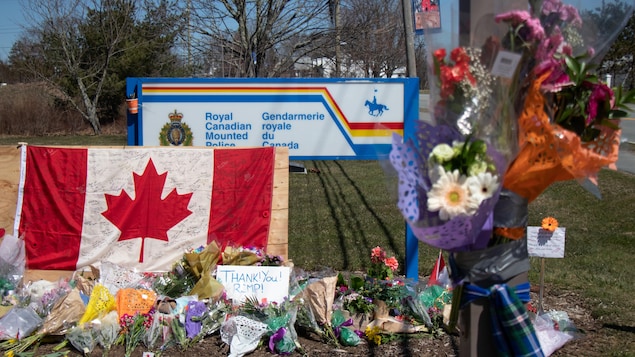 Un mémorial a été érigé au siège social de la Gendarmerie royale du Canada pour rendre hommage aux 22 victimes de la tuerie de Portapique.