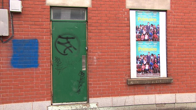 Une porte de la fumerie de crack qui sera reconvertie, dans le quartier Hochelaga, à Montréal