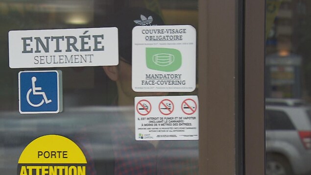 Un collant dans la porte d'un commerce de Côte-Saint-Luc annonce que le port du masque est obligatoire.