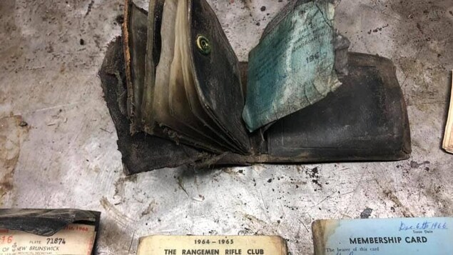 Un portefeuille en mauvais état et des cartes jaunies mais encore lisibles.
