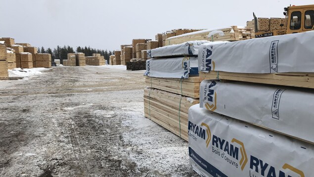 Une cour extérieure d'usine de bois traité.
