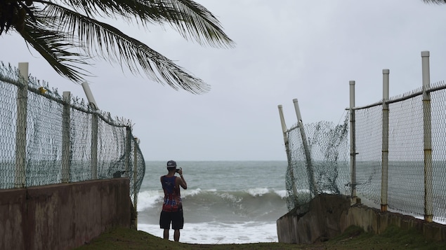 Un homme photographie l'océan avant que l'ouragan Irma ne frappe Porto Rico. 