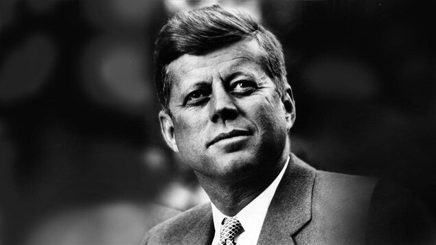 Portrait en noir et blanc de John F. Kennedy