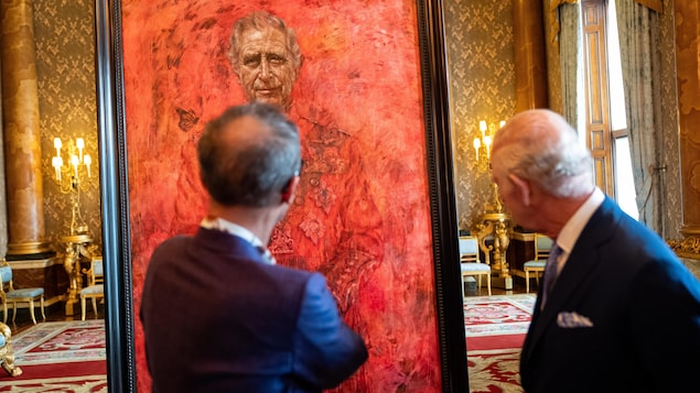 Le roi Charles III et Jonathan Yeo regardent l'œuvre.