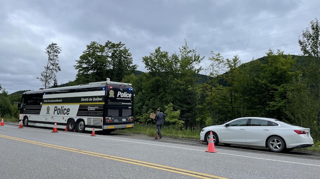 Le poste de commandement mobilie de la Sûreté du Québec stationné le long d'une route.
