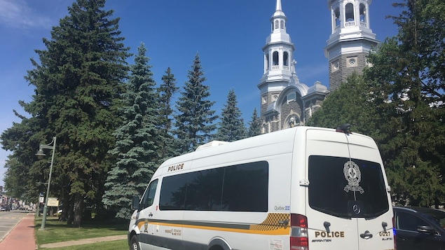 Un poste de commandement de la Sûreté du Québec a été installé près de l'église, au centre-ville de Louiseville. Un poste de commandement de la Sûreté du Québec a été installé près de l'église, au centre-ville de Louiseville.