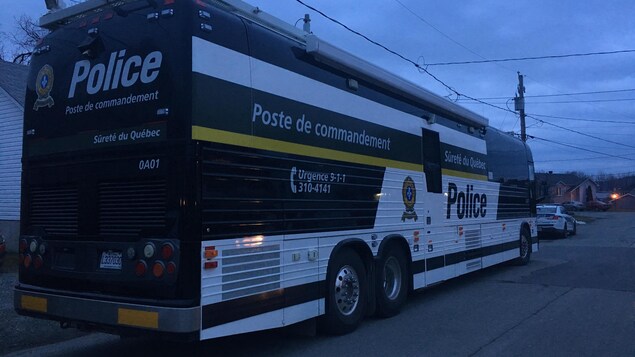 Le poste de commandement de la Sûreté du Québec devant l'endroit où le meurtre aurait été commis. Le poste de commandement de la Sûreté du Québec devant l'endroit où le meurtre aurait été commis.