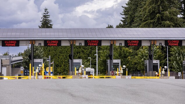 Les voies fermées au poste frontière de Douglas-Peace Arch, à Surrey.