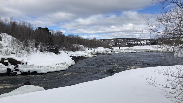 Une rivière l'hiver.