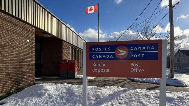 Pancarte de Postes Canada devant une succursale.