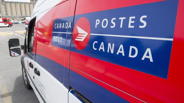 Un camion de Postes Canada stationné