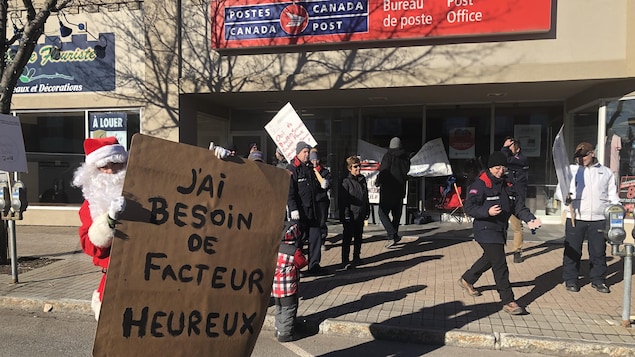 Des postiers en grève. Des postiers en grève.