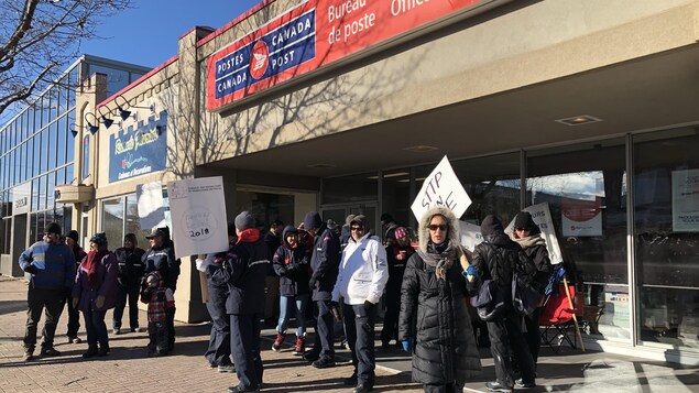 Un groupe qui manifeste devant les bureaux de Postes Canada à Rimouski. Un groupe qui manifeste devant les bureaux de Postes Canada à Rimouski.