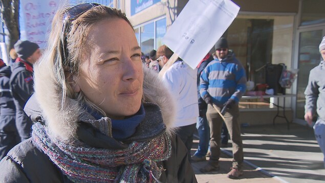 Rachel Ouellet est factrice à Postes Canada Rimouski. Rachel Ouellet est factrice à Postes Canada Rimouski.