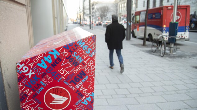Une boîte aux lettres de Postes Canada du centre-ville de Montréal.
