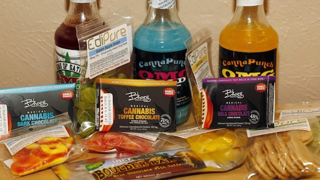 Des barres chocolatées, des emballages de bonbons et de biscuits, et des boissons colorées affichent toutes la mention « Cannabis ». Des barres chocolatées, des emballages de bonbons et de biscuits, et des boissons colorées affichent toutes la mention « Cannabis ».