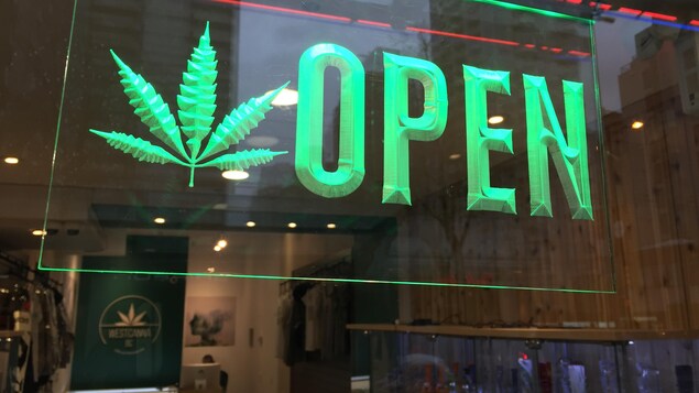 La vitrine d'un comptoirs de vente de marijuana.