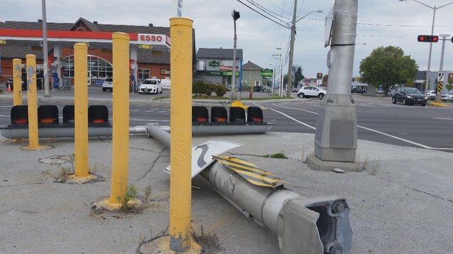 Poteau de circulation arraché à l'angle de la rue Saint-Hubert et du boulevard Harvey à Jonquière Poteau de circulation arraché à l'angle de la rue Saint-Hubert et du boulevard Harvey à Jonquière