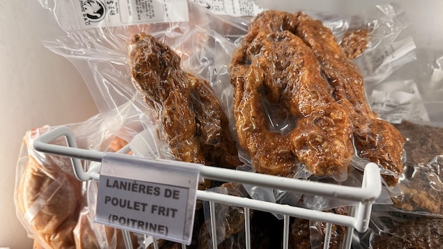 Plusieurs sacs de poulet frit congelé.