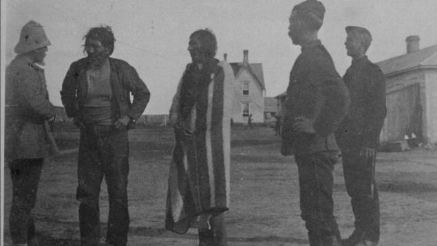une photo en noir et blanc du chef Poundmaker avec quatre autres personnes une photo en noir et blanc du chef Poundmaker avec quatre autres personnes