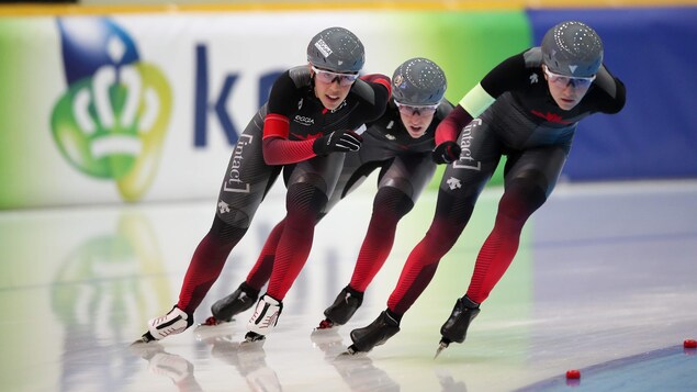 Isabelle Weidemann, Valérie Maltais et Ivanie Blondin pendant une compétition de patinage de vitesse sur longue piste.