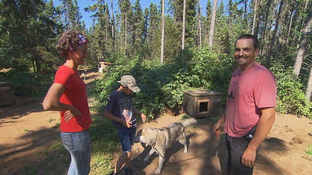 Bruno, Katerine et Cédric en compagnie d'un de leurs chiens. Bruno, Katerine et Cédric en compagnie d'un de leurs chiens.