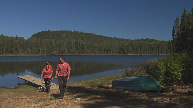 Bruno, Sandrine et Katerine marchent en bordure d'un lac tranquille. Bruno, Sandrine et Katerine marchent en bordure d'un lac tranquille.