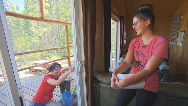 Katerine LeCavalier et sa fille Sandrine nettoient les fenêtres d'un chalet. Katerine LeCavalier et sa fille Sandrine nettoient les fenêtres d'un chalet.