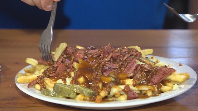 Une assiette de poutine Une assiette de poutine