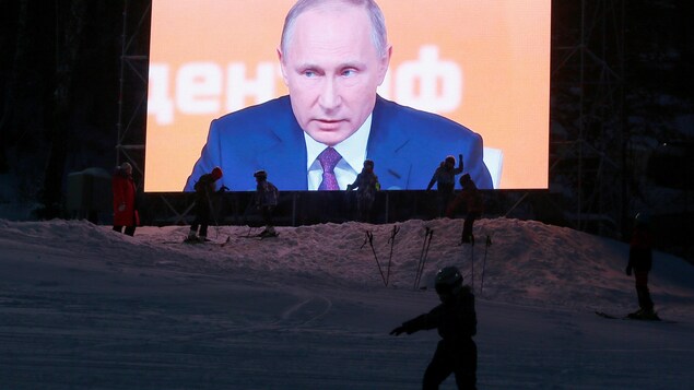 Les skieurs d'un centre de ski en Sibérie pouvaient suivre la conférence de presse du président Poutine en direct. Les skieurs d'un centre de ski en Sibérie pouvaient suivre la conférence de presse du président Poutine en direct.