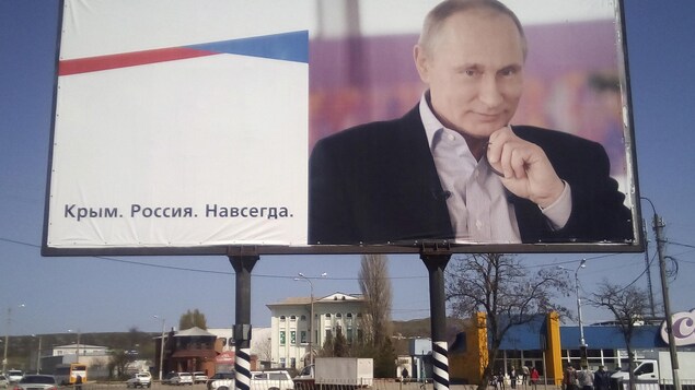 Le visage de Vladimir Poutine sur un panneau en Crimée. Le visage de Vladimir Poutine sur un panneau en Crimée.