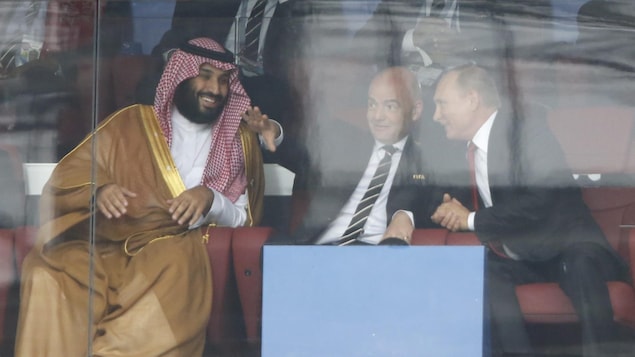 Le président russe Vladimir Poutine (à droite) a regardé le match entre la Russie et l'Arabie saoudite en compagnie du président de la FIFA, Gianni Infantino (au centre), et du prince héritier d'Arabie saoudite, Mohammed ben Salmane (à gauche). Le président russe Vladimir Poutine (à droite) a regardé le match entre la Russie et l'Arabie saoudite en compagnie du président de la FIFA, Gianni Infantino (au centre), et du prince héritier d'Arabie saoudite, Mohammed ben Salmane (à gauche).