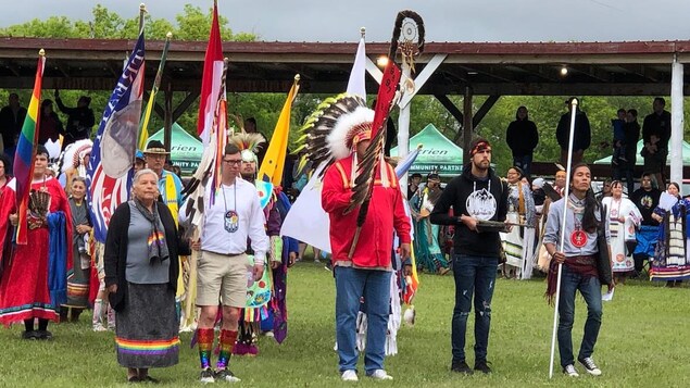 Des personnes participent à un pow-wow bispirituel sur une Première Nation crie.