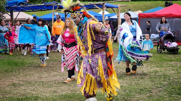Des danseurs en costume traditionnel.