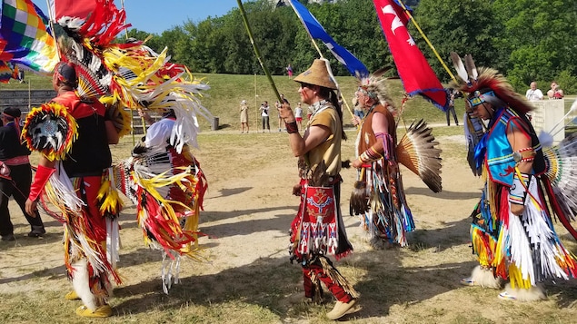 Indígenas canadienses con sus trajes tradicionales.