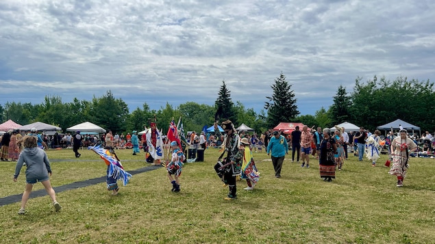 Indígenas celebran un pow-wow en Sudbury, Ontario.